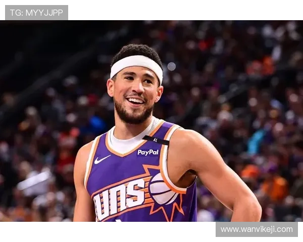 布克半场展现得分能力9投4中贡献14分2板5助表现抢眼